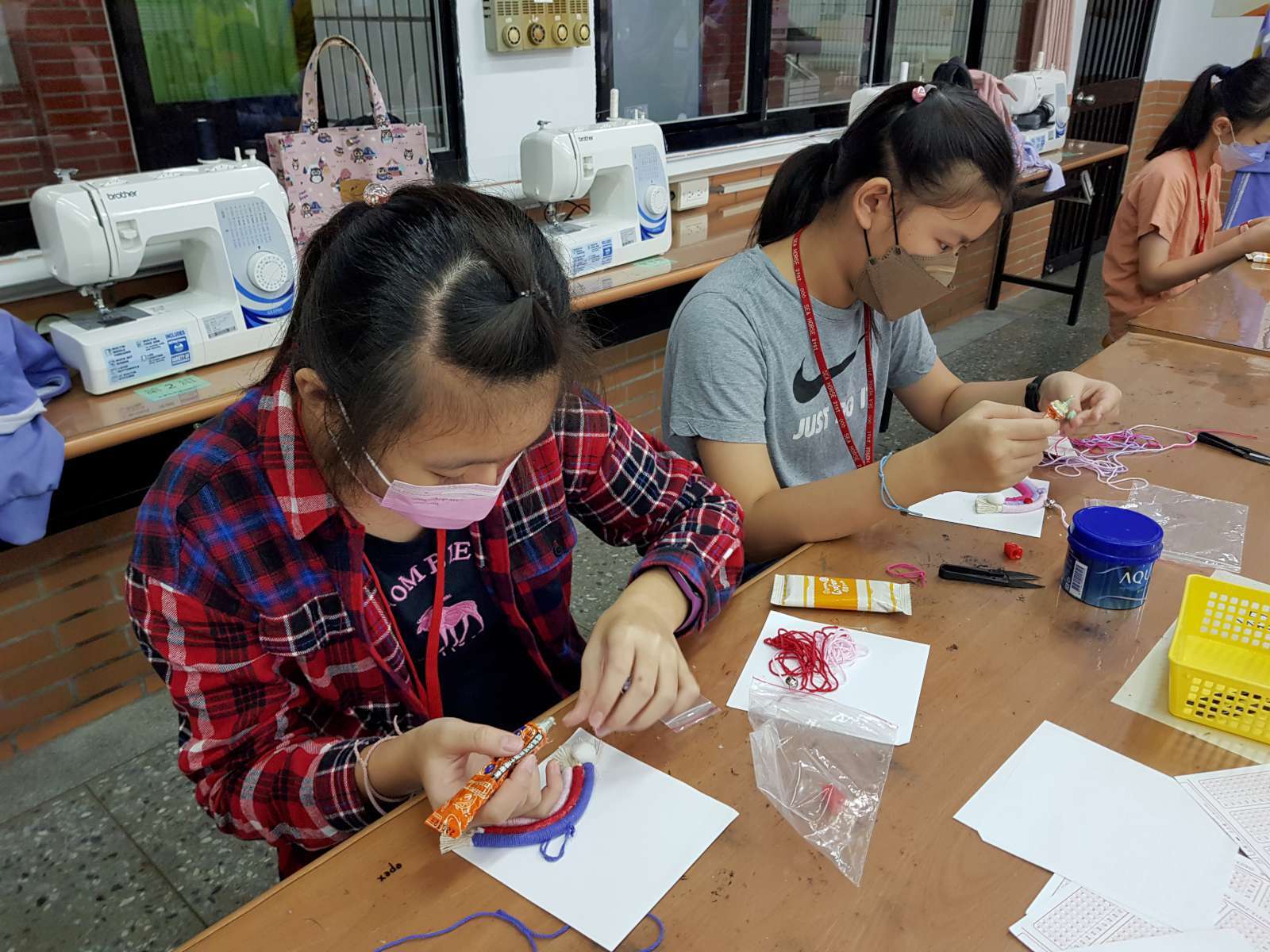 家政課美夢工坊-大家認真製作屬於自己的彩虹