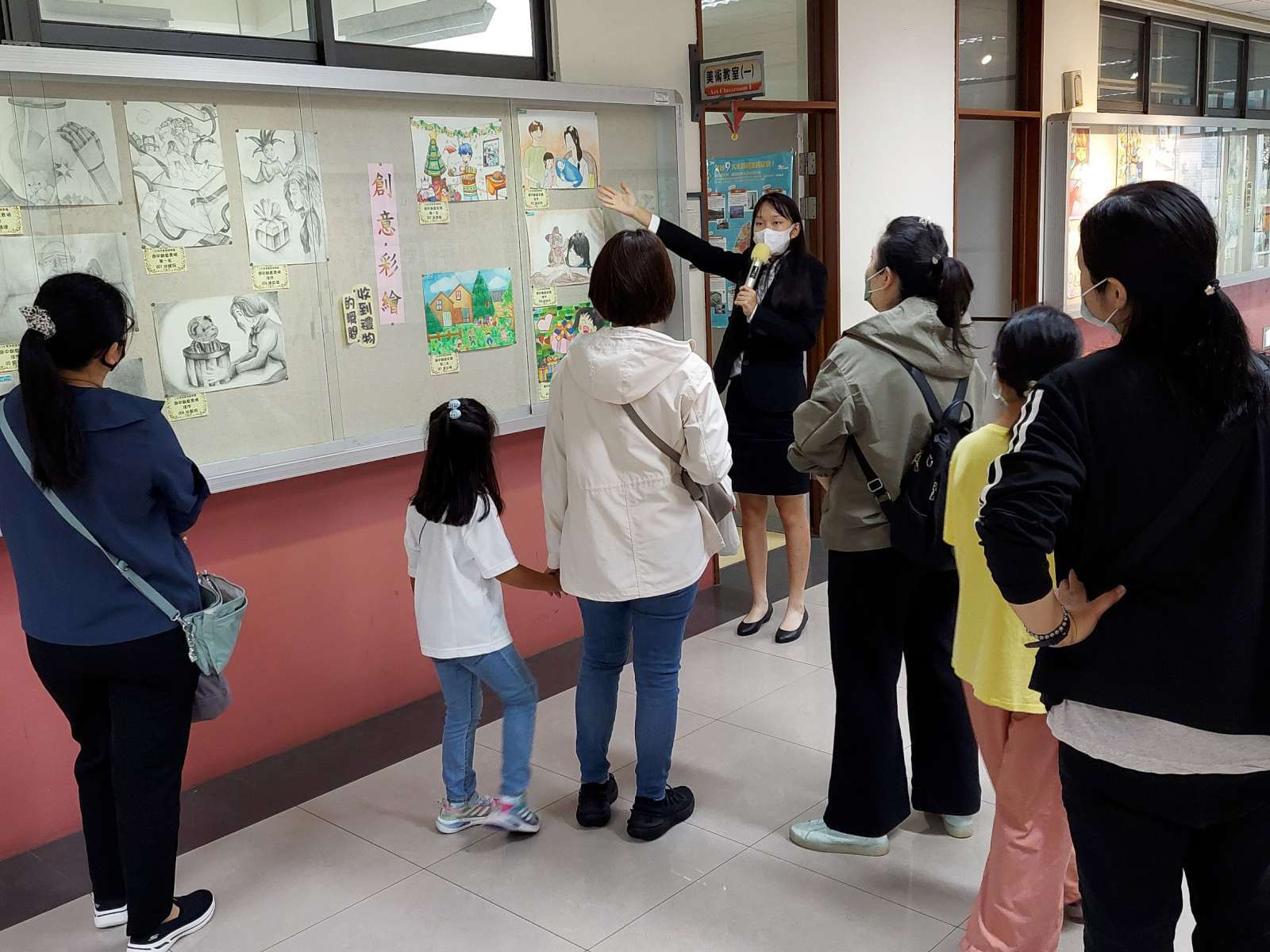 校園參觀-模聯同學介紹美術教室外的美麗畫作