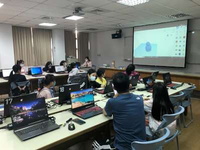 家長陪同_專注聆聽建置3D公仔雛型的要領