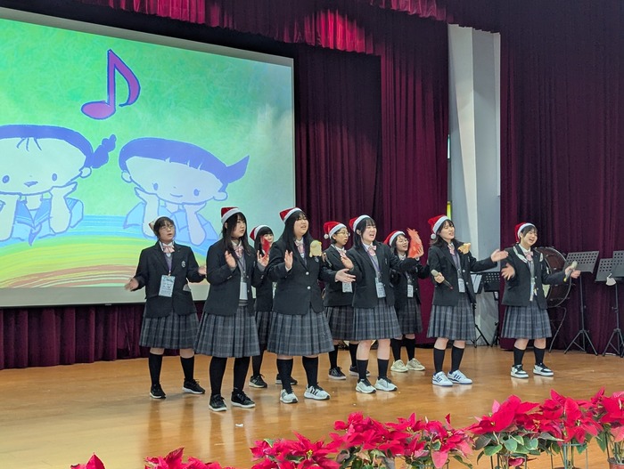 成蹊同學表演唱歌