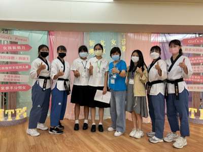 記者會後，金陵學姊學妹(跆拳選手+新北兒少代表+創意廣告海報作者)歡喜大合照