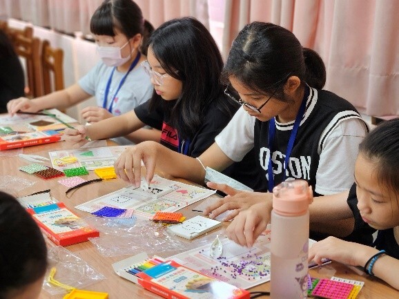 美術課專心創作