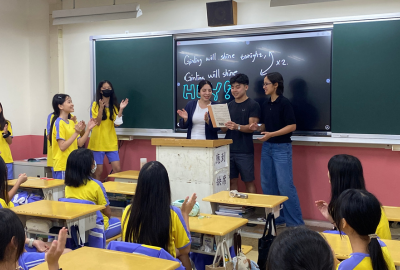 學生與國際生一同唱金陵校歌