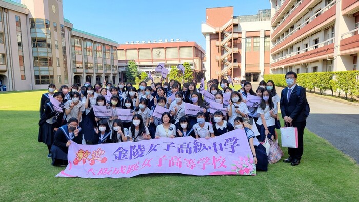 與成蹊師生合影