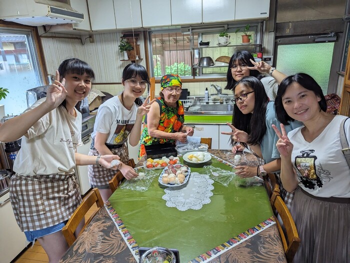 寄宿家庭動手做晚餐