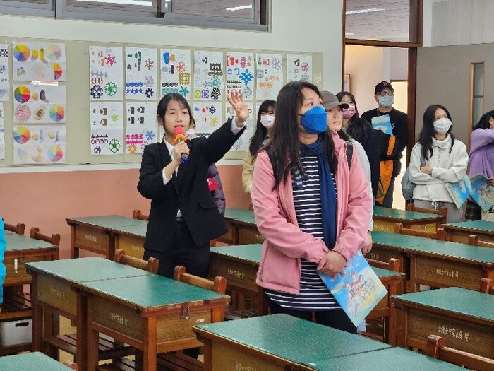 模聯同學向家長介紹