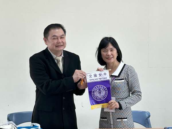 高校長與Dr. Yap交換校旗