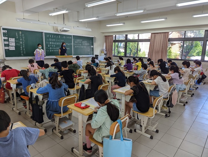 國小中年級組硬筆書法比賽會場。