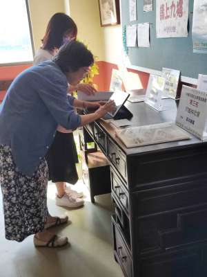 圖書館前的自主學習成果展，在電梯打開的同時，吸引了師生的目光。
