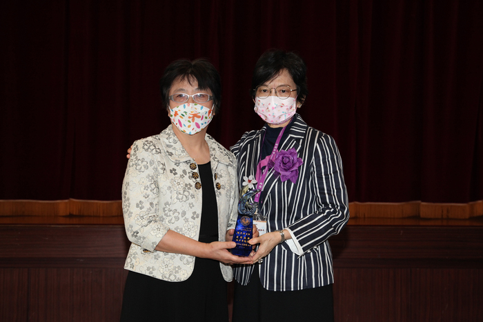 陳秀玲老師連續服務本校滿40年，獲頒本校連續服務資深優良教職員。